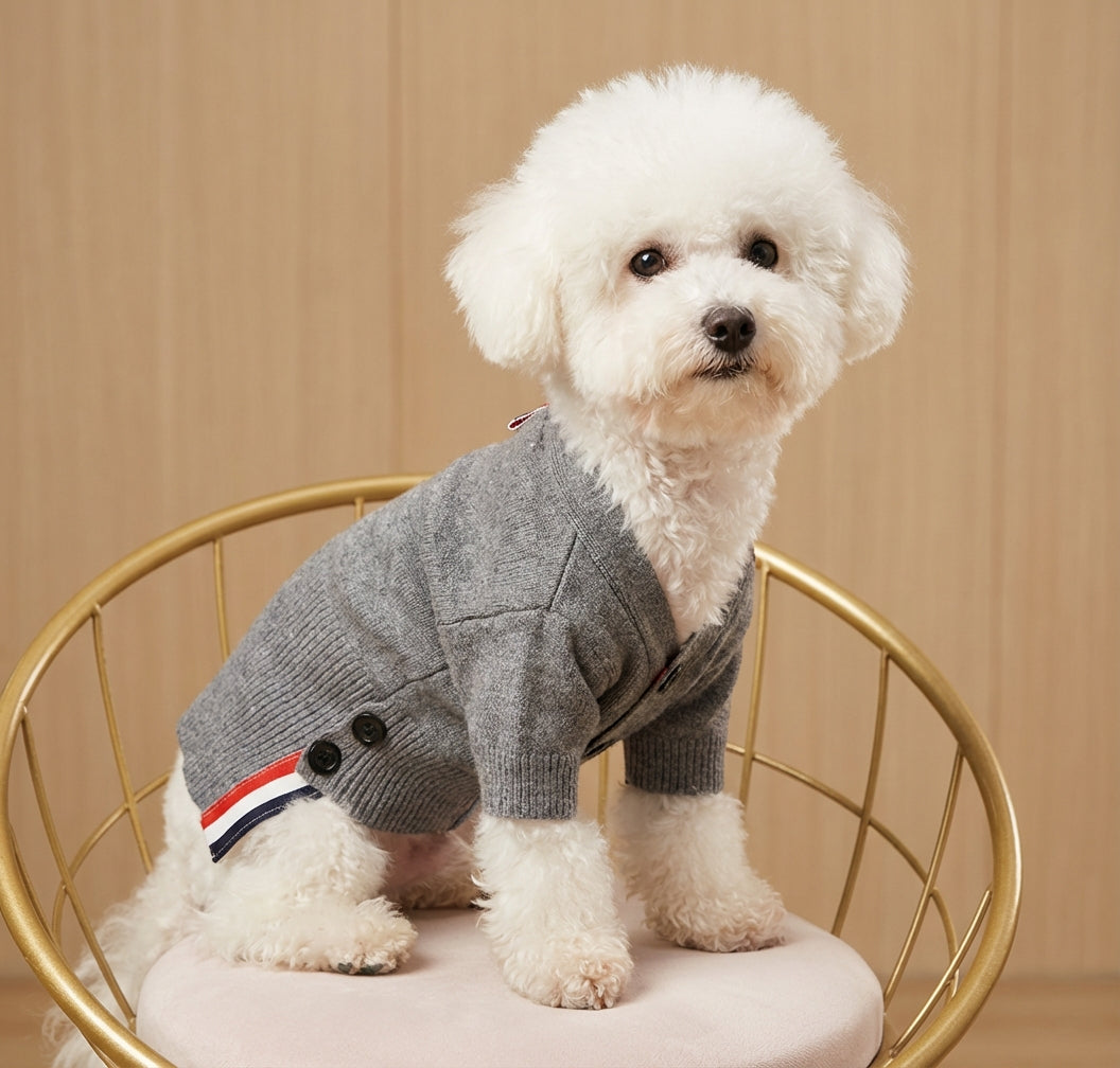 グレーのニットカーディガン(プレミアム・プレッピー)by PetoPop、クラシックな三色ラインとボタンの装飾