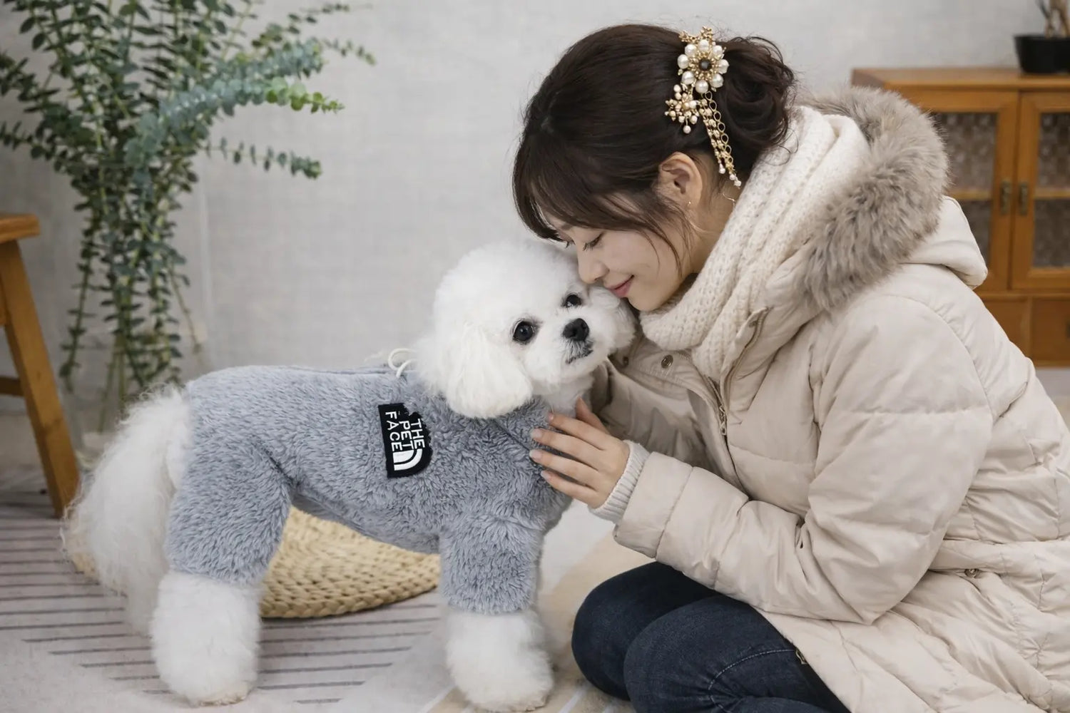 冬用のおしゃれなペット服を着た犬と飼い主