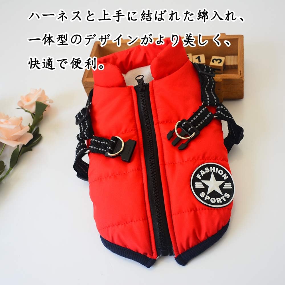 赤色のハーネス一体型犬用ジャケット（PetoPop製）、黒いハーネスストラップと「FASHION SPORTS」のロゴ入り
