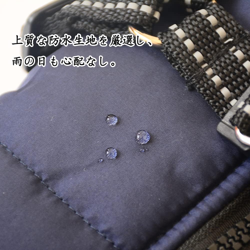 犬用防水ジャケット（ハーネス一体型）、PetoPop製、生地に水滴が付いた、ブラックとホワイトのストラップ付き