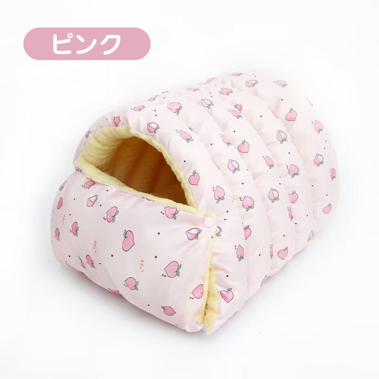 ピンク色のドーム型ペットベッド（PetoPop製）、桃柄で内側はふわふわした黄色い素材。