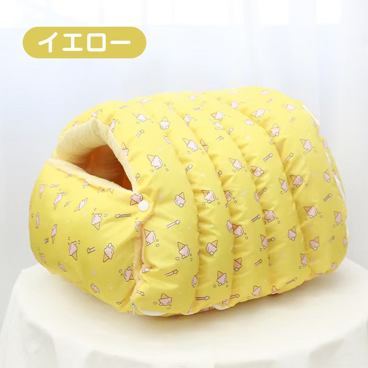 イエローのドーム型ペットベッド（PetoPop製）アイスクリーム柄、柔らかい素材感