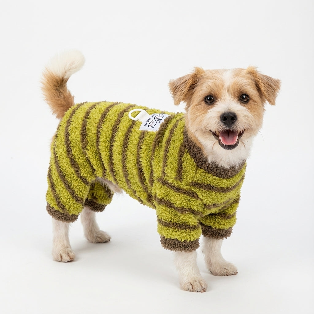 犬用ボーダーロンパース（緑、茶色） petopop.live製、ふわふわしたテクスチャ、全身を覆うデザイン。