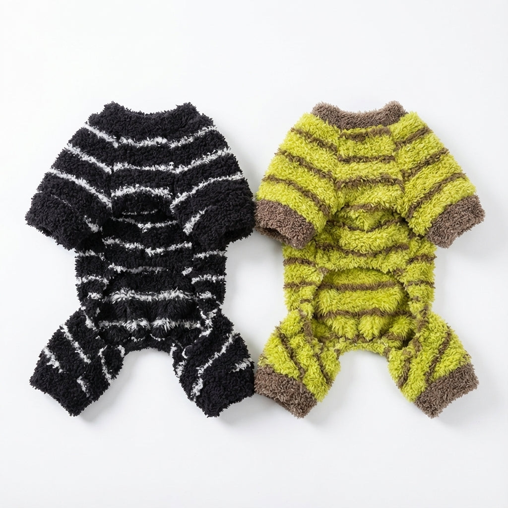 ボーダー柄の犬用ロンパース（黒と黄緑） by PetoPop、ふわふわした生地感。