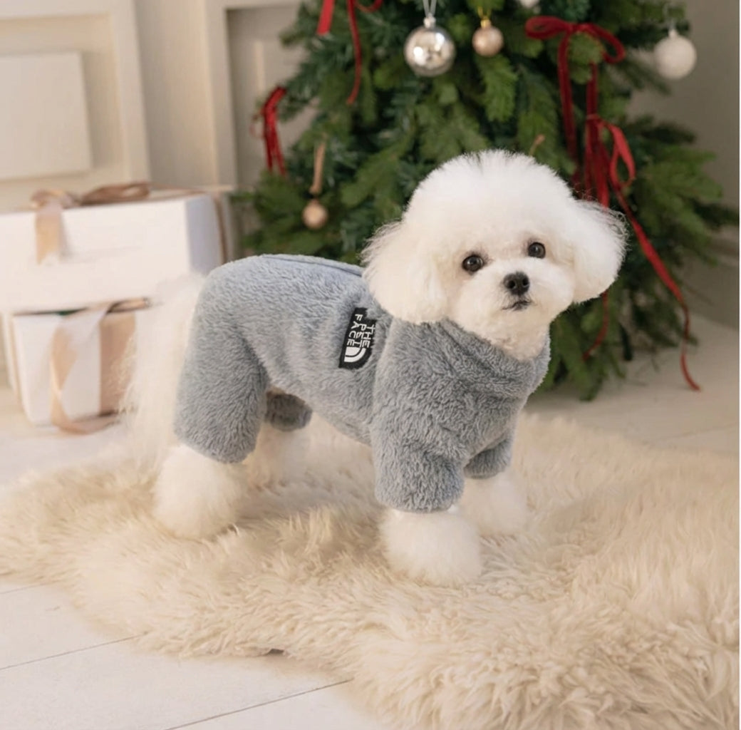 犬猫用、灰色のもこもこボアパーカー（Petopop製）、クリスマスツリーとギフトボックスを背景に着用