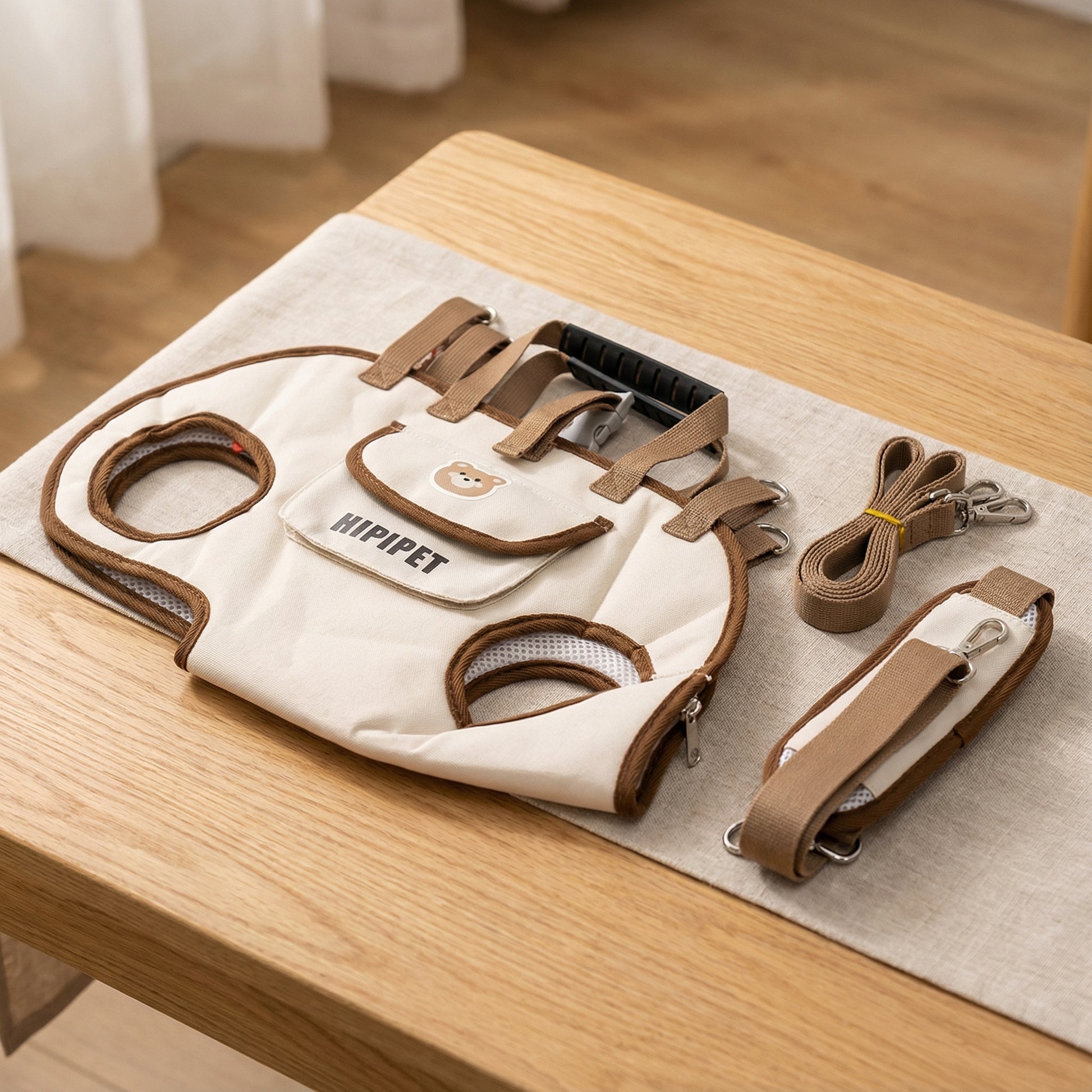 通気性の良いベージュ色の抱っこ紐ハーネス（エアリフト機能付き）by PetoPop、調整可能なストラップと茶色のトリムが施されています。