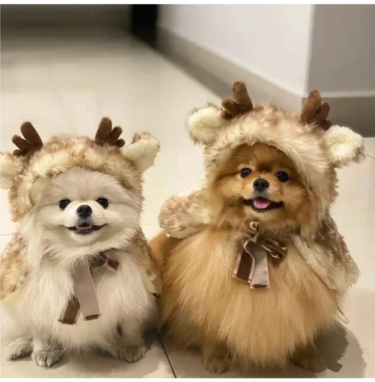 犬猫用トナカイの着せ替えマント（ふわふわ、角付き） - PetoPop製、リボン装飾が施されたクリスマスコスチューム。
