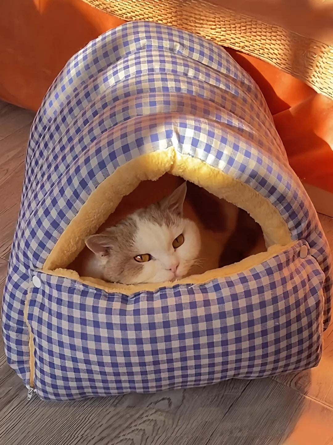 青と白のギンガムチェック柄ドーム型ペットベッド、洗えるPetoPop製、内側は黄色のぬいぐるみ裏地