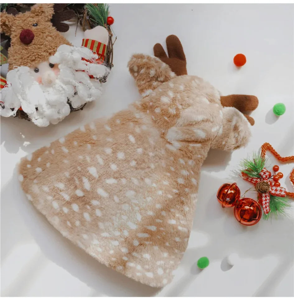 犬猫用モコモコトナカイマント（ツノ付き）、PetoPop製、白斑点模様のふわふわ素材、クリスマスの飾り付き