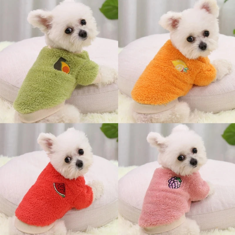 小型犬・子犬用の暖かいパーカー、Petopop製、フルーツの刺繍入り、ふわふわのテクスチャ、4色バリエーション