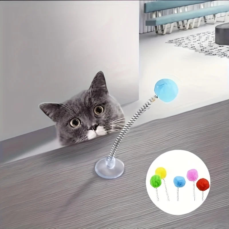 吸盤付き猫用スプリングボールおもちゃ（Petopop製）、猫がのぞき見ている様子が写っている