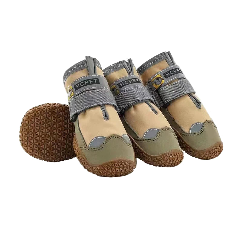 裏起毛の犬用防寒シューズ（滑り止め付）はPetoPop製、ベージュとカーキ色の組み合わせ、ベルクロ留め具付き。