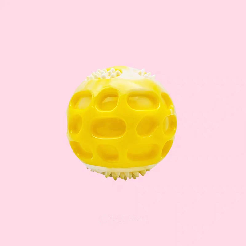 黄色い犬用ラバーボール、Petopop製、表面に楕円形の穴と白い歯ブラシのような突起付き
