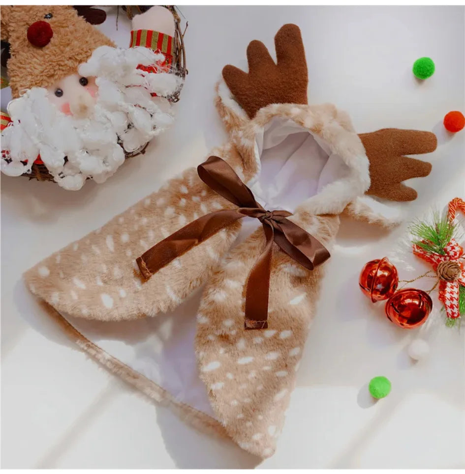 犬猫用モコモコトナカイマント(ツノ付き) by PetoPop、茶色のリボンと白の斑点模様が特徴的なクリスマスコスチューム
