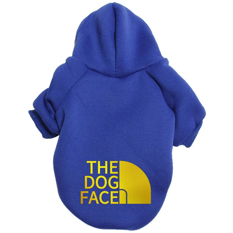 青色のペット用パーカー、PetoPop製、背面に「THE DOG FACE」のロゴ入り