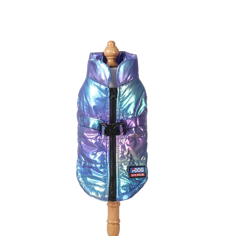 犬猫用のオーロラ色のダウンベスト（防水・裏起毛）、PetoPop製、調節可能なバックル、胸に「DOG SHOW」のロゴ付き