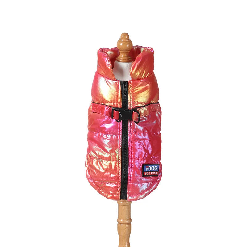 犬猫用のオーロラ色のダウンベスト（防水・裏起毛） by PetoPop、正面に黒いジッパーとバックル付き