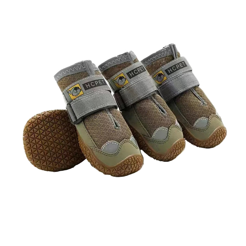 裏起毛の犬用防寒シューズ（滑り止め付き）はpetopop.live製、ブラウンのメッシュ素材とグレーのストラップ付き