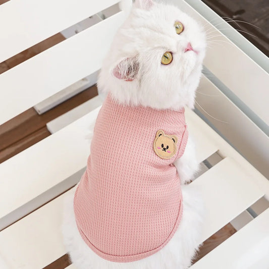 ピンク色の猫用サマーベスト（ワッフルベア柄ペット服）by Petopop、テディベアのアップリケが付き。