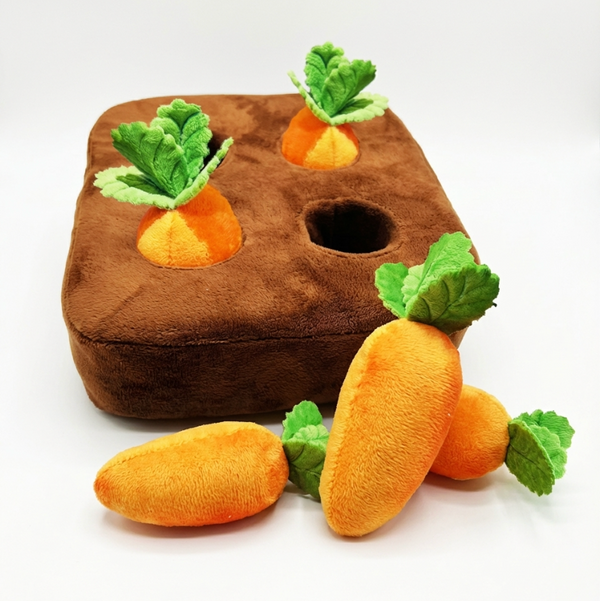 PetoPopのにんじん畑ノーズワークマット、土台は茶色いぬいぐるみ生地、人参はオレンジ色と緑色のぬいぐるみ製