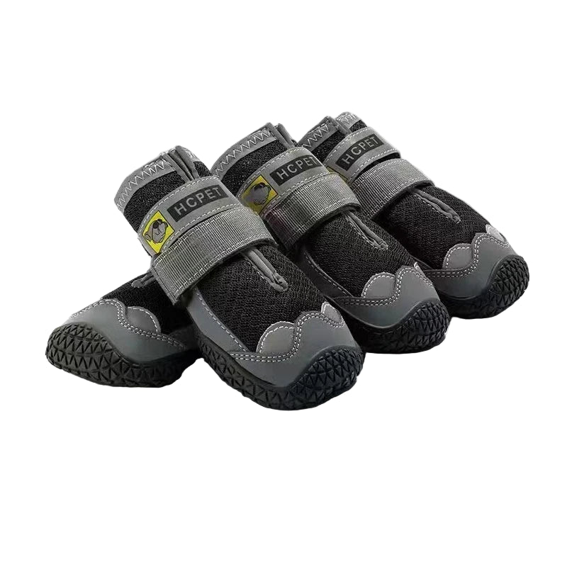 犬用の防寒シューズ（裏起毛、滑り止め付き）はPetoPop製で、グレーと黒色のデザインです。