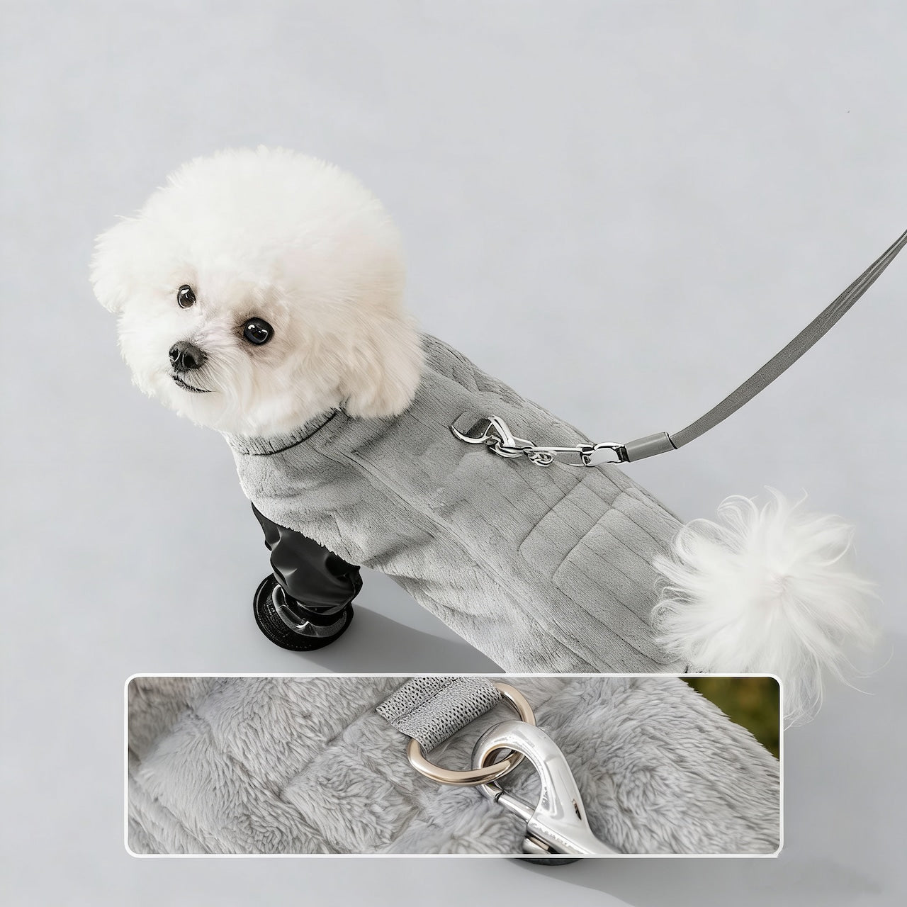 防水ドッグブーツパンツ（サスペンダー式）、PetoPop製、グレーのふわふわしたベストと黒いブーツ付き