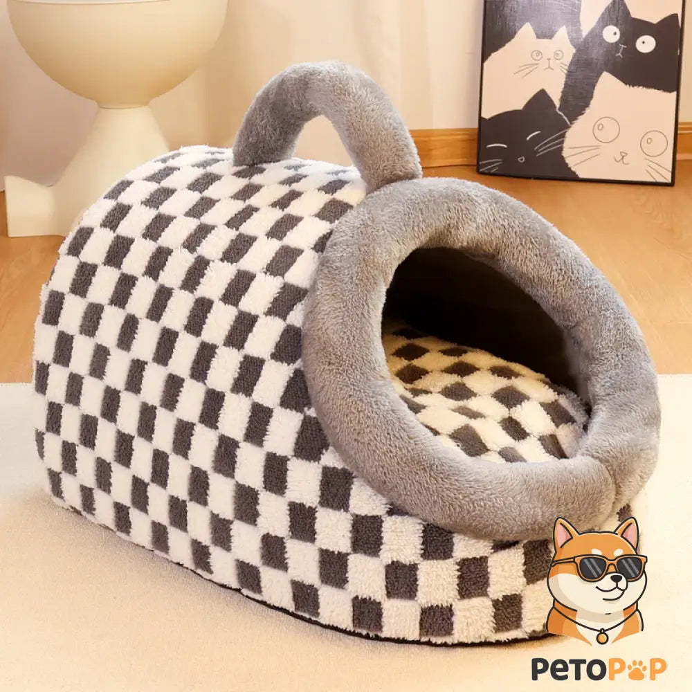 グレーと白のチェック柄、PetoPop製の暖かいテント型ペットハウス、ふわふわなトリム付き。
