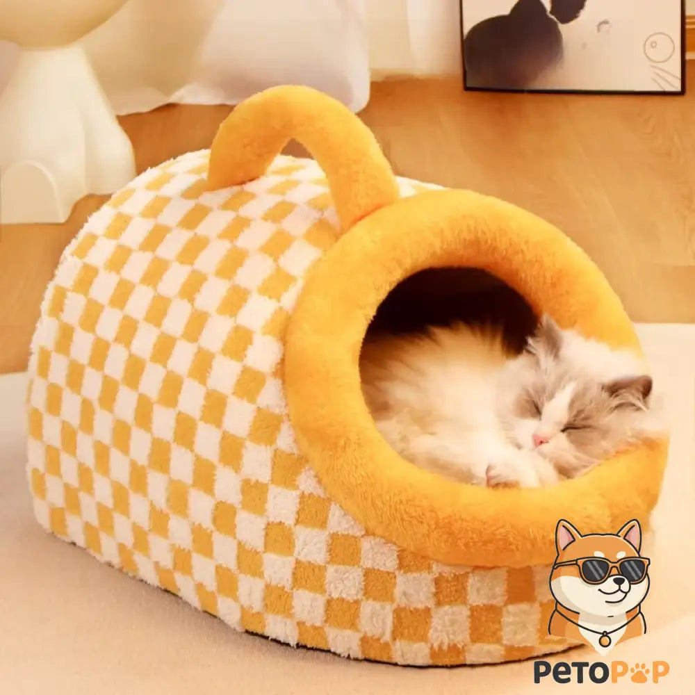 チェック柄のペットハウス（PetoPop製）、丸い入り口と持ち手付き、中で眠る猫が見える