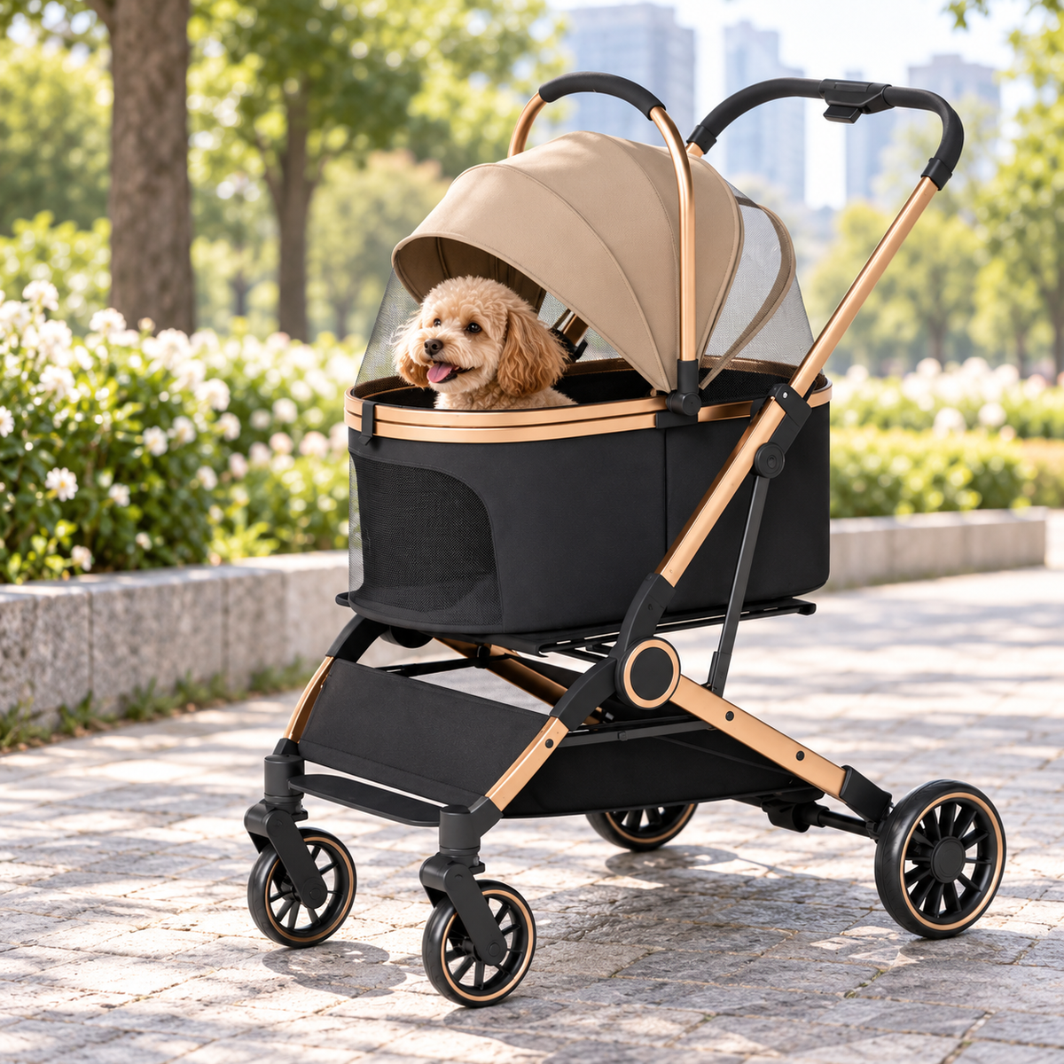 公園で小型犬を乗せた黒ベージュのペットカート