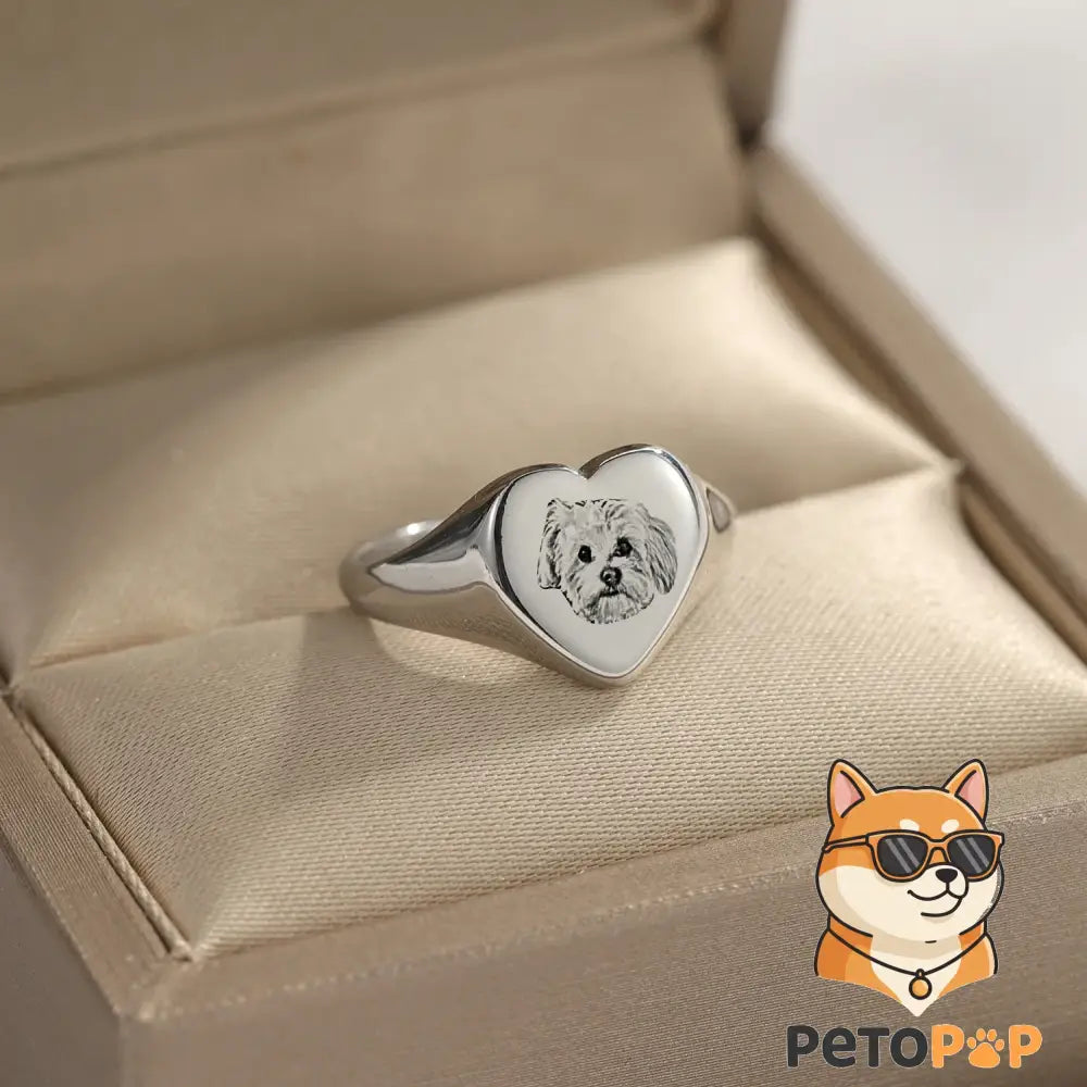 犬猫のポートレートが刻印された、Petopopのカスタムシルバーリング。