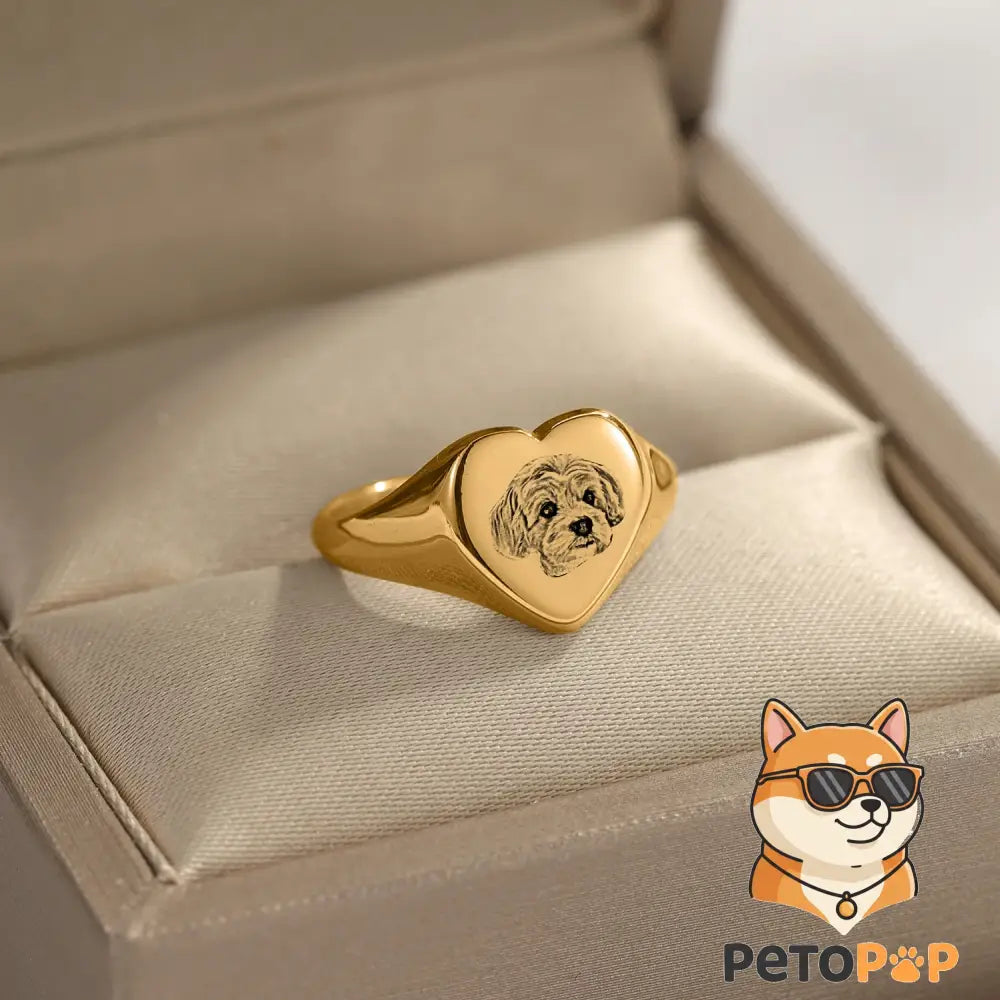 ゴールドのペットフォトリング（Petopop製）、犬の肖像画がハート型に刻印されています。